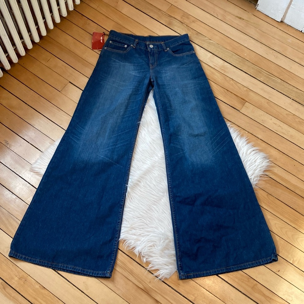 NWT Levi’s Vintage 685 Super Wide Leg Jeans, Size 28